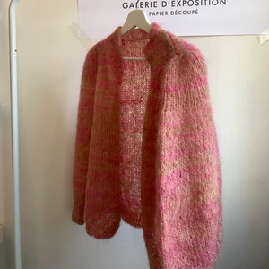 Snyggaste hemstickade koftan - Jättefin kofta som passar till allt.❤️