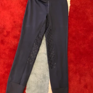 Ridbyxor Equipage XS - Gråblå ridbyxor från Equipage, stl XS. Som nya, bara använda ett fåtal gånger! 400:- + frakt eller bud!