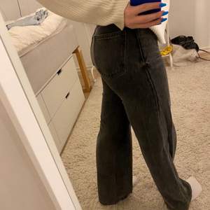 Mid Rise jeans gråa från monki i storlek 32/34, köpte för ett år sedan och i bra skick 