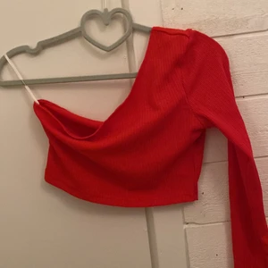 one shoulder topp  - one shoulder topp (pris: 76kr)