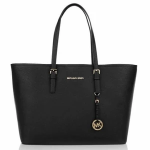 ÄKTA Michael Kors svart väska - Äkta svart Michael Kors väska, originalpris minst 2500 kr