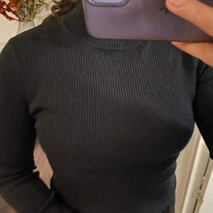 Svart ribbad polotröja - Svart ribbad tröja, om man kollar vid halsen ser man att den är en polotröja. Bra skick, endast använd en gång.  Storlek: M. Frakt tillkommer💕