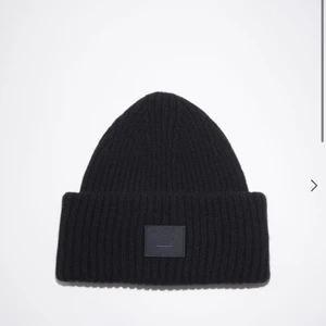 Acne mössa - Säljer denna sjukt stilrena och varma mössan! Perfekt till vintern. Nypris ca 1200kr, köpt på nk (56 cm). Skriv om ni vill ha fler bilder eller om ni undrar något! 💕 köp direkt för 750kr + frakt