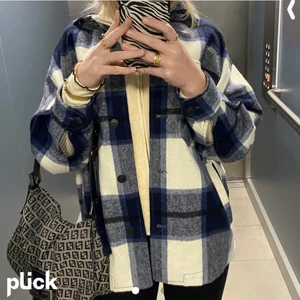 Rutig jacka - Rutig jacka från zara. Den är blå och i storlek S men är väldigt oversized. Den är i nyskick säljer den för 230kr (frakt ingår)