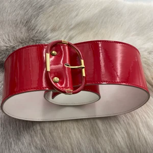 80s belt  - Midjebälte i rött latex med spänne , nyskick! 