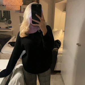 Selected Stickad Tröja - Så snygg svart stickad tröja med typ siden tyg på baksidan 💘 Perfekt nu till vintern