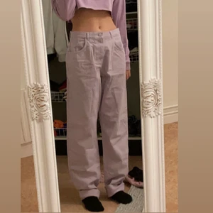 Lila jeans  - Reclaimed vintage jeans. Helt nya, aldrig använda. Säljer då d inte är min stil. Köparen står för frakt på 66 kr.