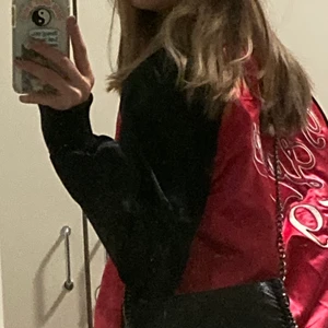 COLLAGE JACKA - Skit snygg bekväm collage jacka i stl S men passar även mindre då jag har xs. Inga defekter, nyskick. Säljs inte längre så det finns knappt att få tag på. kom privat för frågor eller mer bilder. 