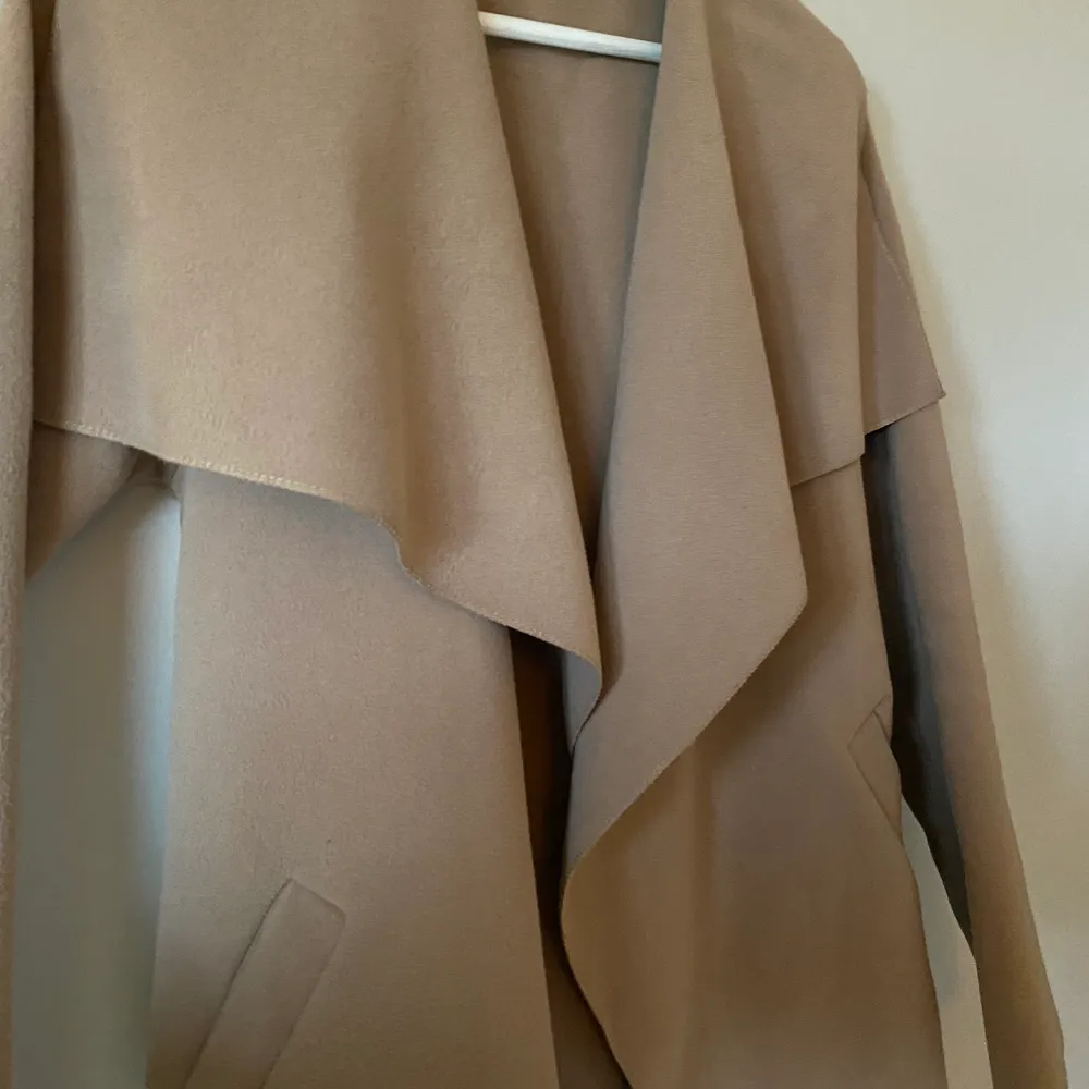 Säljer beige trench då den ej passar! . Jackor.