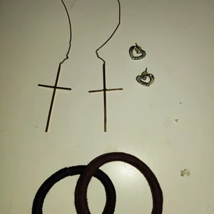 Gott och blandat - Två par örhängen å två tjocka hårsnoddar, inget jag längre vill ha och därför är dom gratis + frakt. Å 25% rabatt på LÖWENGRIP.