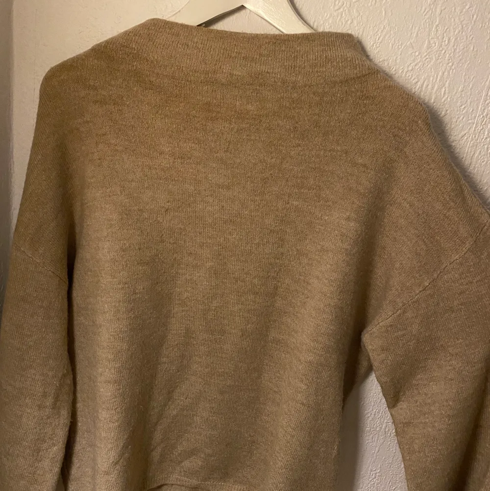Varm och mysig beige/brun stickad tröja ifrån Lindex i storlek S. Den sticks inte. Frakten är lite oklar. Skriv privat för fler bilder🤎. Stickat.