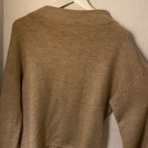 Varm och mysig beige/brun stickad tröja ifrån Lindex i storlek S. Den sticks inte. Frakten är lite oklar. Skriv privat för fler bilder🤎