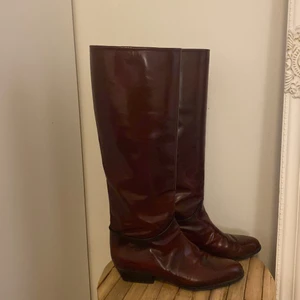 Intressekonflikt på röda stövlar  - Så himl snygga röda skinn immiterande stövlar köpta second hand. I jättefint skick och säljs endast till rätt pris. Passar 37-39 