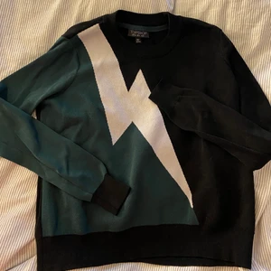 Tröja med blixt  - En tröja med blixt från topshop, storlek S🖤