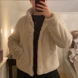 Jacka i nyskick från ONLY - Säljer min fin faux firar jacka som är använd fåtalgånger. Jackan har två fickor och flera knappar så man kan stänga den. Storleken är M och är rymlig för en tjockare tröja under. 