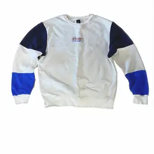 Vit/beige sweatshirt från River Island med text fram och blå/mörkblå detaljer på armarna. Jättebekväm och i riktigt bra skick. Nypris 550 kronor 