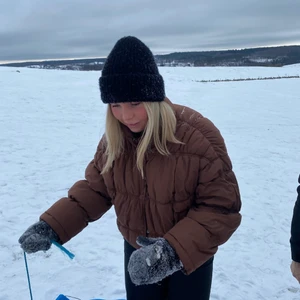 Brun puffer jacket - Superfin brun puffer jacket från nakd. Helt slutsåld på hemsidan i alla strl. Strl 36. Mycket bra skick! 