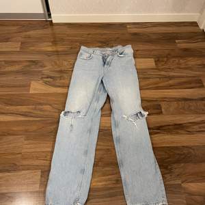 Jeans från Gina i bra skick förutom revan på andra bilden😁 säljes då de inte kommer till användning 