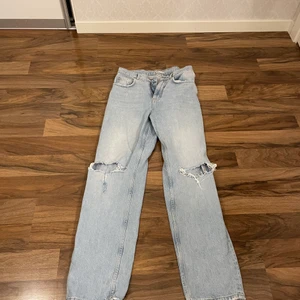 90s highwais - Jeans från Gina i bra skick förutom revan på andra bilden😁 säljes då de inte kommer till användning 