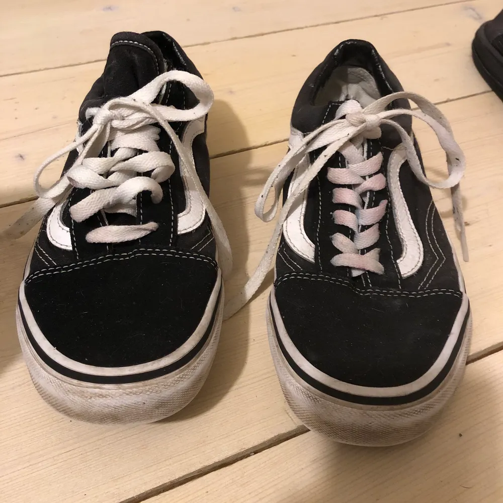 Vans i storlek 38. Helt okej skick dock lite missfärjade i  ena snöret med går att byta snören. 250kr + frakt.. Skor.