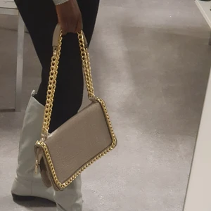 En liknade till Mcstella kourtney väska  - Säljer min söt och sexig lite liknade till Mcstella kourtney väska som är I mycket bra skick och användade cirka 2 gånger. Köpte den för video shoot.Väskan kan vara användas I olika stilar. Finns fler bilder och bud I kommenterna 