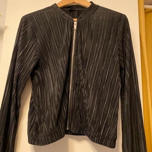 Plisserad kofta  - Svart, plisserad kofta/tunn jacka i storlek S. Endast använd ett fåtal gånger så inga tecken på användning. Skickas mot frakkostnad, köparen väljer själv om hen vill ha spårbar frakt eller med frimärken. Samfraktar gärna om du hittar något mer du vill köpa av mina annonser. 