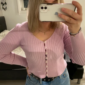 Lila ribbad topp/ tunn kofta - En lila ribbad topp/ tunn kofta med pärlknappar. Tröjan är från Shein i storlek L, väldigt stretchig så passar båda stora och små. Köparen står för eventuell frakt ☺️