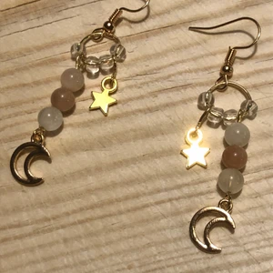 Örhängen med solsten  - Handgjorda örhängen med äkta solsten och berlocker med måne och stjärna ⭐️ betalning via swish