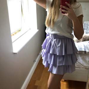 Säljer min fina volang kjol ifrån zara☺️ den är i bra skick och fin färg. Storlek S och avtagbart skärp finns med. Skriv till mig för fler bilder💕