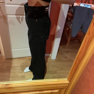 Drdenim svarta jeans - Drdenim svarta jeans i bra skick, ordinarie pris 599kr, jag säljer de för 179kr + frakt 66kr🦋 säljer dom i storlek 27/32 och 31/32 skriv privat vilken du är intresserad av och vill ha eventuellt fler bilder på. 