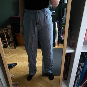 Hm byxor  - Ett par Jens i gott skick lite skrynkliga på bilden men kommer strykas på innan avlämning! 