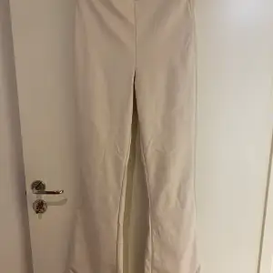 Säljer ett par oanvända vit beiga wide byxor i storlek M! Pris: 100kr. kan mötas upp i Stockholm eller frakt tillkommer 📦