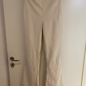 Skinnimitation beiga wide byxor  - Säljer ett par oanvända vit beiga wide byxor i storlek M! Pris: 100kr. kan mötas upp i Stockholm eller frakt tillkommer 📦