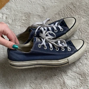 Converse - Fina converse skor i mörkblått. Använda men inga hål osv, är även tvättade! Spårbar frakt tillkommer på 66kr eller gratis frakt med frimärken! Det väljer man själv 🥰 STÅR DET INTE SÅLD PÅ ANNONSEN FINNS DEN FORTFARANDE KVAR!!