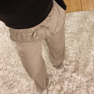 Rosa satinbyxor - Superfina och mjuka byxor. Jag är 162cm och de är för långa på mig. Storlek S. Fraktkostnaden ingår i priset.