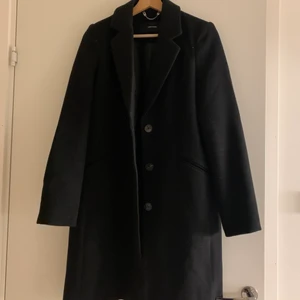 Svart rak kappa - Svart rak kappa från Vero Moda strl XS, 100kr + frakt 