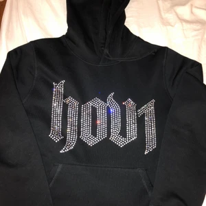 Hov1 hoodie, barn av vår tid - Jättesnygg hoodie från hov1s senaste släpp. Jättemjuk inuti o med rhinestones. Helt oanvänd, ändats testad! Strl S
