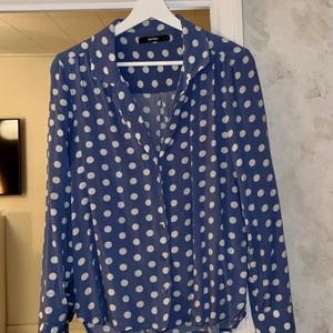 Prickig skjorta storlek S  - Superskön o snygg skjorta i storlek S! Från bikbok. 
