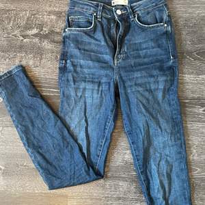 Nya jeans som är använda två tal gånger. Köpte men insåg att de var försmå med tiden. Stretchit material och långa i benen. Köparen står för frakten☺️