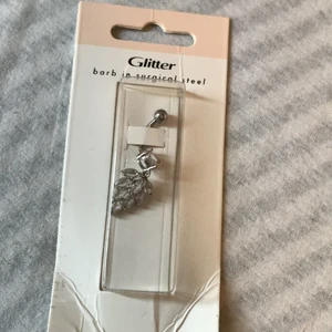 navel piercing glitter - Oanvänd jättefin piercing från glitter paketet är fortfarande oöppnad