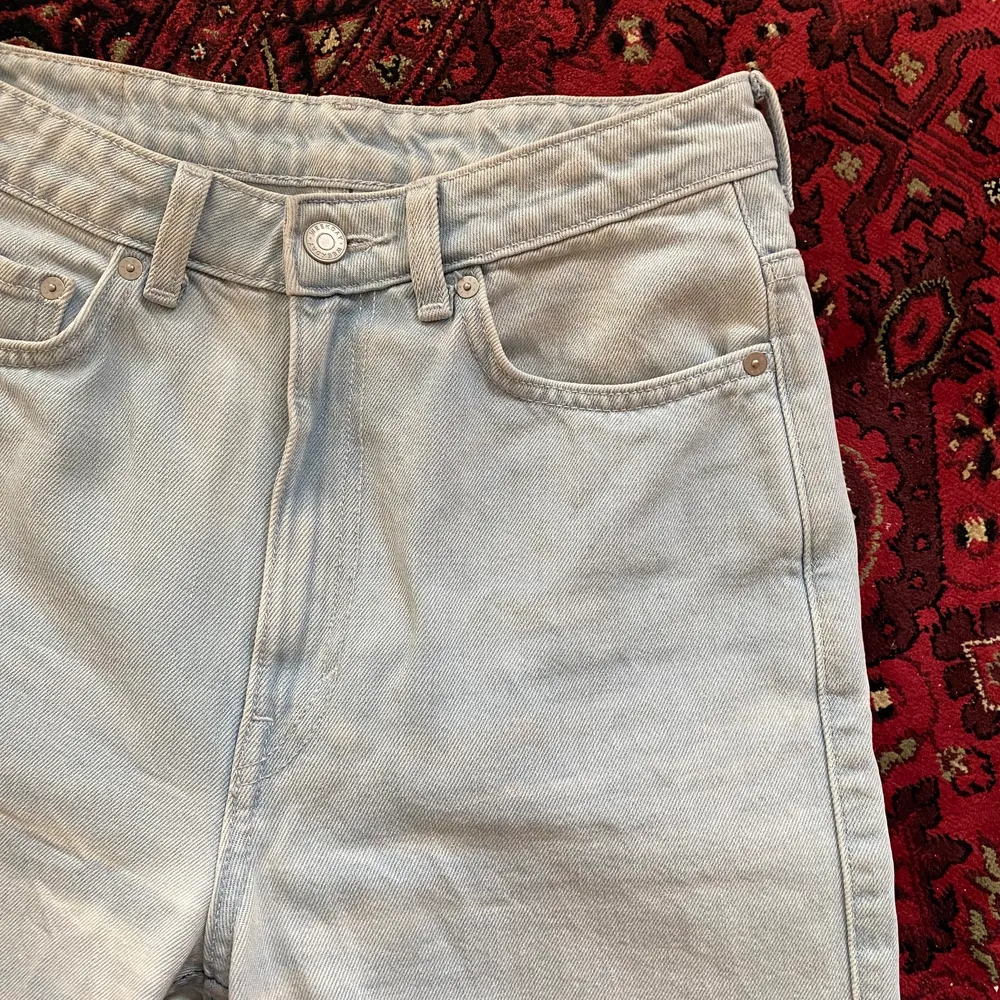 Ett par Weekday Rowe jeans som tyvärr blivit för stora för mig. Strl waist: 28 jag är 168 cm och de går precis ner till fötterna. Jeans & Byxor.