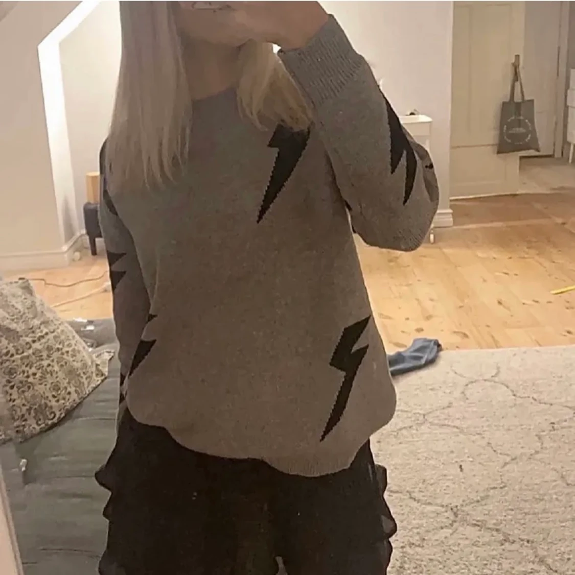 Stickad tröja med blixtrar