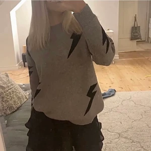 Stickad tröja med blixtrar - Super gullig stickad tröja med blixtrar som inte kommer till användning, använt precis två gånger inget mer! Mysigt o stretchigt material💓💓 köparen står för frakt🤍🤍 **lånade bilder de två första**