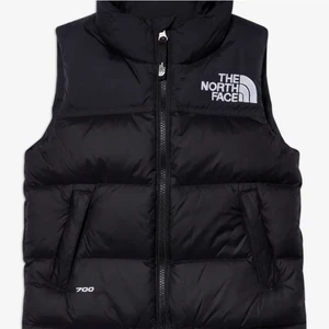 svart north face nuptse väst - north face väst använd två gånger ~ DAM S ~ nypris 2200kr ~ bud från 1200kr eller köp nu för 1800kr