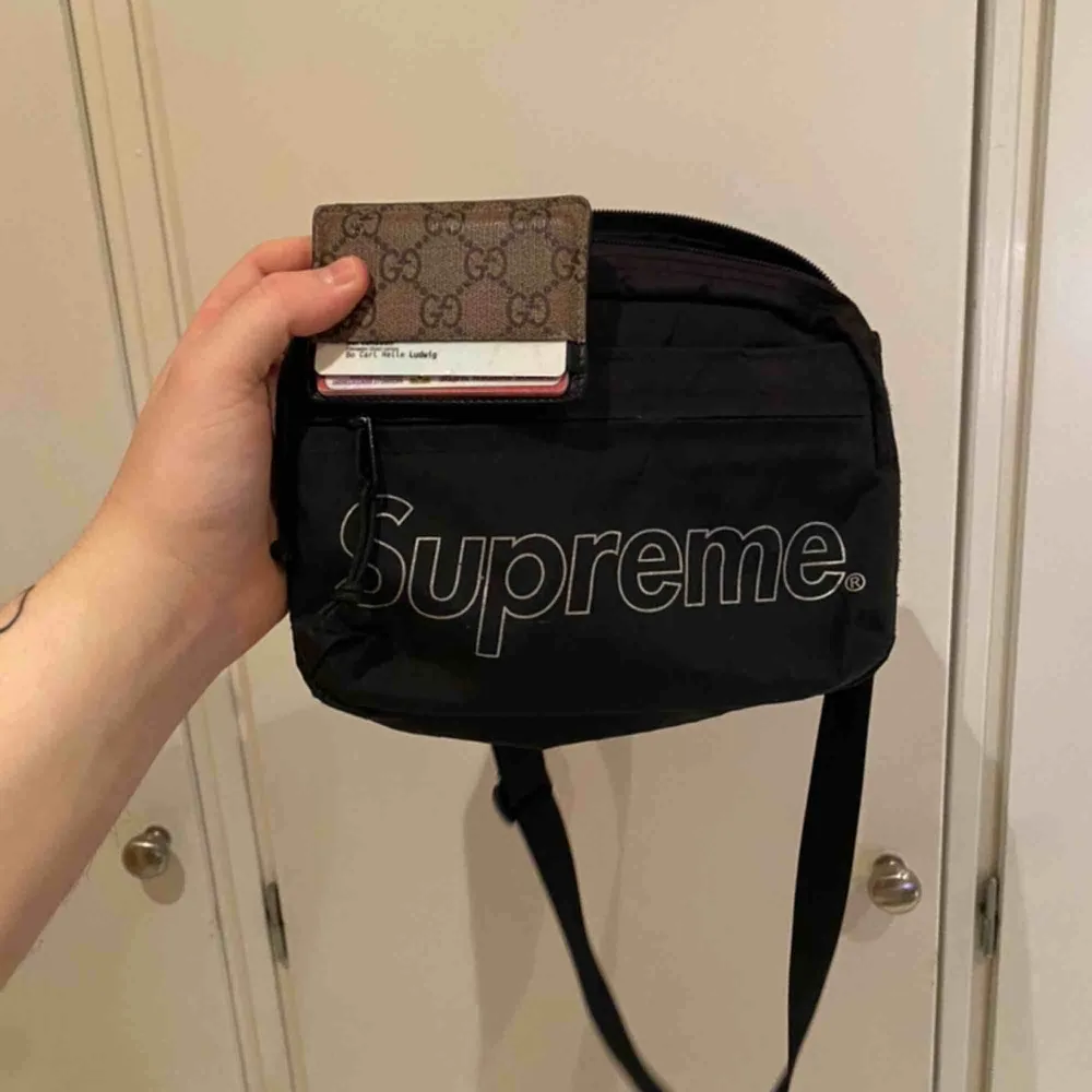 Supreme Shoulder bag, Black with logo. Bin - 900kr Cond 9/10 Size - OS. Väskor.