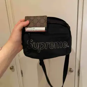 Supreme Shoulder bag, Black with logo. Bin - 900kr Cond 9/10 Size - OS
