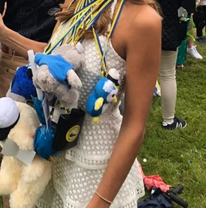 Vit klänning  - Vit studentklänning/klänning, använd en gång på atudenten. Suuuperfin och supernöjd med hoppas att den gör nytta för någon annan nu💗