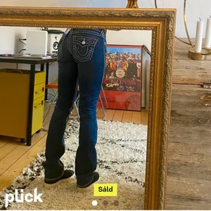 True religion jeans  - ! LÅNADE BILDER ! Ett par jättefina true religon jeans!! Köpte här på plick men passade tyvärr inte mig! Dom är för korta för mig som är 173cm med långa ben. Hon på bilden är 168cm och har storlek 25-26 i midjan. Vid fler intresserade blir det budgivning 💕