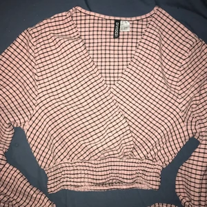 Rosa omlott tröja - En jätte fin rosa omlott tröja, inte min stil tyvärr därför knappast använd. Den är inte så lång. 