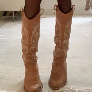As balla cowboy stövlar!🤠 - Supercoola cowboy stövlar i brunt läder🙏🏼från scorett (köpta för jääätte länge sen). Ungefär storlek 39/40, säljs då dom är förstora för mig och endast ligger hemma och skräpar! Som ni ser är dom ganska höga på mig, men dom kommer vara kortare på någon med längre ben (jag är 160cm lång)💓💓